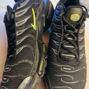 Nike Men's Black and Yellow Sneakers